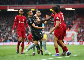 Video/Momenti kur Xhaka konfliktohet në fushë me futbollistin e Liverpulit
