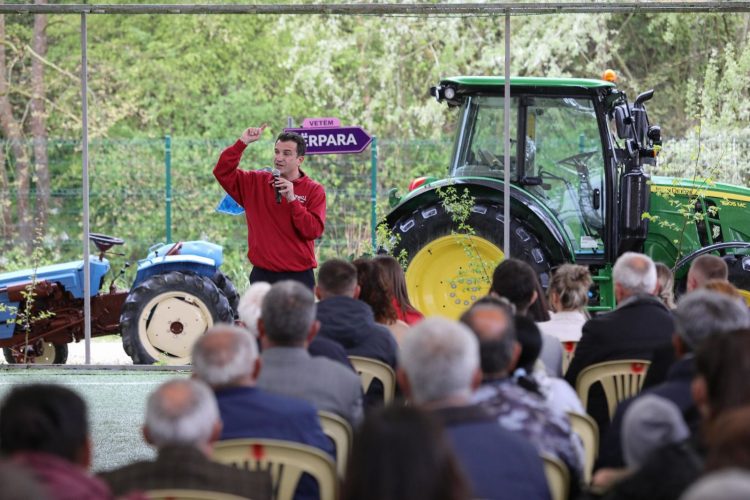 Veliaj: PS si traktor i ri modern që ecën vetëm përpara, Berisha-Meta traktor pa goma