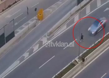 Video/Momenti i aksidentit në Astir, makina ngre në ajër këmbësorin
