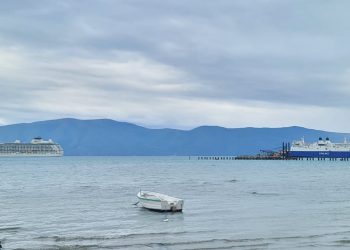 Kroçera nuk ankorohet dot në Vlorë, turistët do zbresin me barkat e anijes