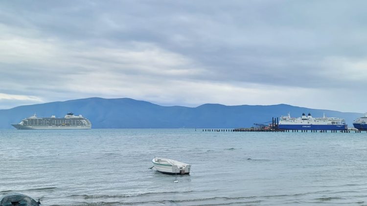 Kroçera nuk ankorohet dot në Vlorë, turistët do zbresin me barkat e anijes