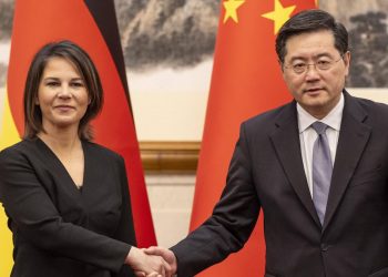 Baerbock i kërkon Pekinit: Jo armë për Rusinë