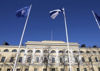 Flamujt e NATO-s ngrihen në Helsinki, teksa Finlanda i bashkohet sot aleancës