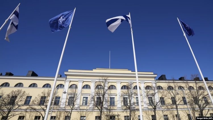 Flamujt e NATO-s ngrihen në Helsinki, teksa Finlanda i bashkohet sot aleancës