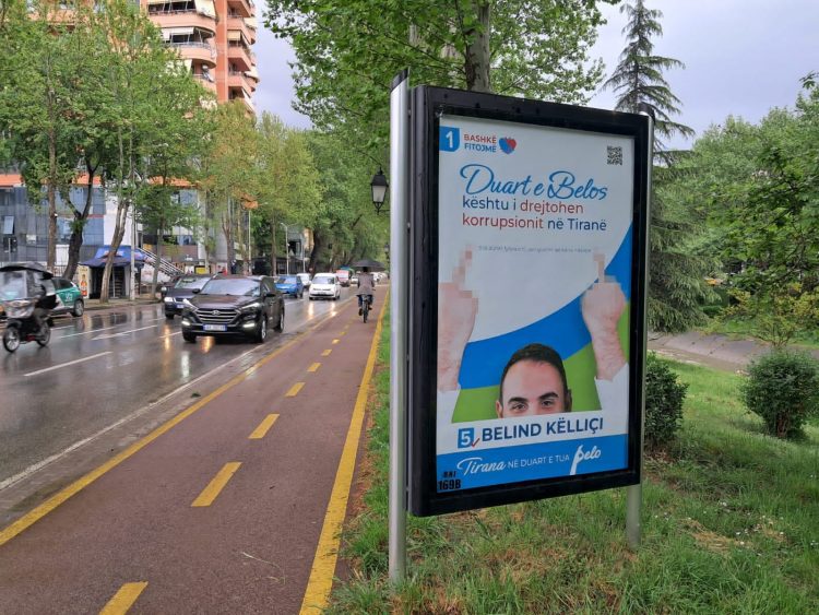 Gishtat e mesit të ngritura lart, Këlliçi shpjegon domethënien e posterit
