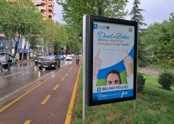 Këlliçi në fushatë me “gishtat e mesit të ngritura lart”