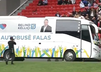 Video/Belind Këlliçi futet në stadiumin “Air Albania” me autobus