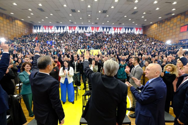 Edhe Meta në krah të Berishës, prezantohet në Elbasan Luçiano Boçi