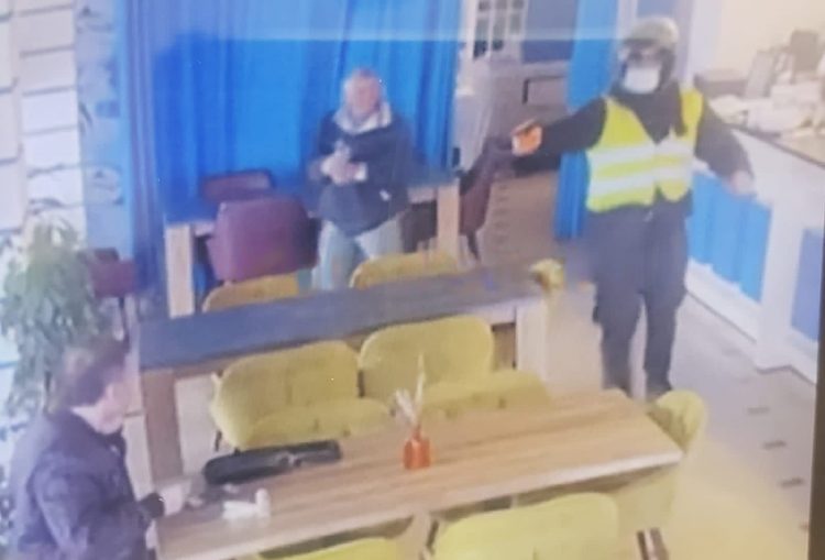 Ekzekutimi i biznesmenit/ I ulur në tavolinë, autori me jelek i drejton armën (FOTO)