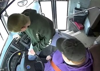 Video/13-vjeçari “hero” iu shpëton jetën shokëve pasi shoferi i autobusit humb ndjenjat