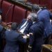VIDEO/ Itali, deputeti humb ndjenjat gjatë seancës në Kuvend