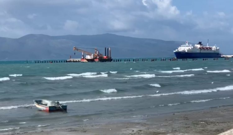 Moti i keq, pezullohet lundrimi për anijet e vogla në Vlorë