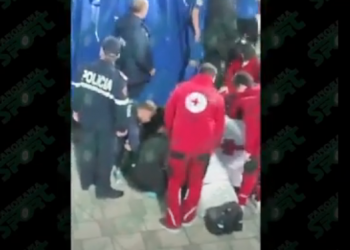 Video/Presidenti i Erzenit rrëzohet nga pankina, pëson dëmtime