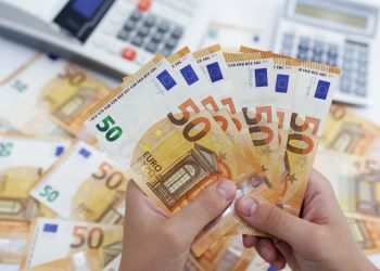 “Në pritje të zgjedhjeve”, rënia e euros prek tjetër rekord historik