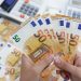 “Në pritje të zgjedhjeve”, rënia e euros prek tjetër rekord historik