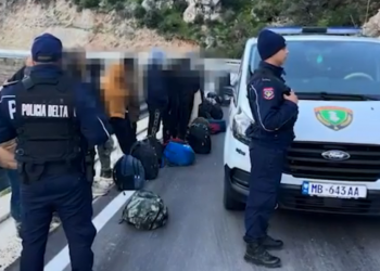 Vlorë/Transportonin 29 emigrantë të paligjshëm, momenti kur arrestohen 4 persona
