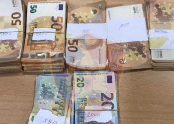 Me mbi 15 mijë euro në autobus, kapet 30-vjeçari në Kapshticë