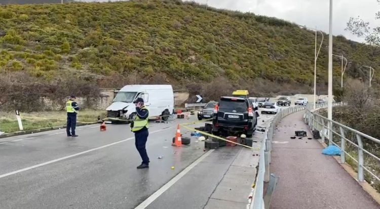 Pogradec/ Përplasen 3 automjete me njëra-tjetrën, raportohen 6 të plagosur