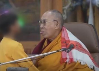 Puthi në buzë të miturin dhe i kërkoi t’i “thithte” gjuhën, Dalai Lama kërkon falje
