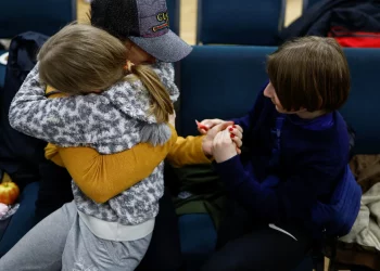 “Qava kur pashë mamin”, fëmijët ukrainas kthehen në Kiev pas deportimit në Rusi