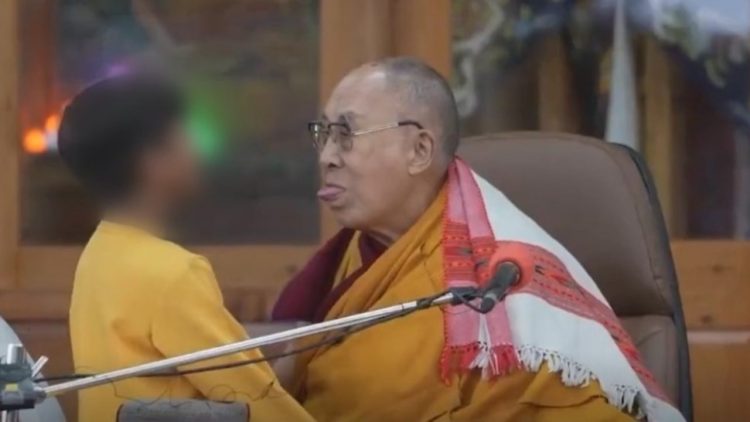 Puthi në buzë të miturin dhe i kërkoi t’i “thithte” gjuhën, Dalai Lama kërkon falje