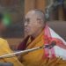 Puthi në buzë të miturin dhe i kërkoi t’i “thithte” gjuhën, Dalai Lama kërkon falje