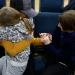 “Qava kur pashë mamin”, fëmijët ukrainas kthehen në Kiev pas deportimit në Rusi