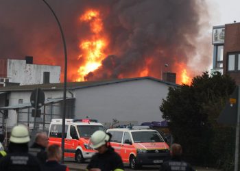 Hamburgu shpall alarmin, ndërsa janë ndezur zjarre të mëdha