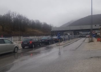 Rradhë të gjata në Kapshticë, emigrantët kthehen në atdhe për Pashkën Ortodokse