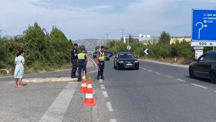 Kamioni përplas këmbësoren në Lezhë, niset drejt spitalit në gjendje të rëndë