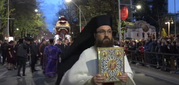 Tiranë/ Mbahet ceremonia e daljes së epitafit nga katedralja “Ngjallja e Krishtit”