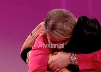 Një përqafim i përmallshëm, mikeshat rigjejnë njëra-tjetrën pas 27 vjetësh