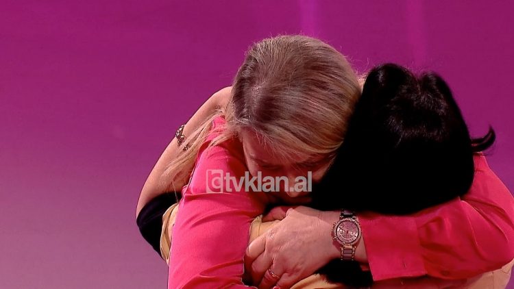 Një përqafim i përmallshëm, mikeshat rigjejnë njëra-tjetrën pas 27 vjetësh