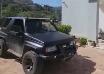 Himarë/ Vodhi një makinë luksoze e tentoi t’i ikë policisë, kapet pas ndjekjes 40-vjeçari