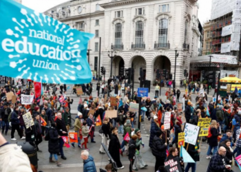 Angli/ Mësuesit refuzojnë ofertën e qeverisë për pagat, vijojnë me greva të tjera