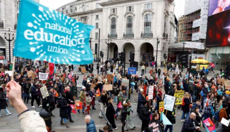 Angli/ Mësuesit refuzojnë ofertën e qeverisë për pagat, vijojnë me greva të tjera