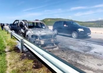 Shpërthen në flakë makina në aksin Rrogozhinë-Lushnje