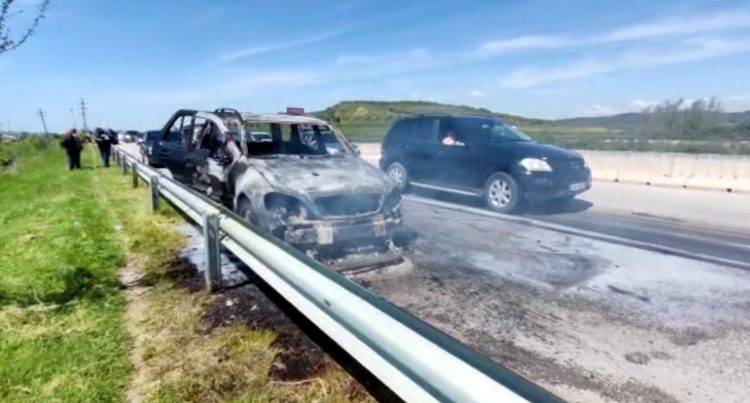 Shpërthen në flakë makina në aksin Rrogozhinë-Lushnje