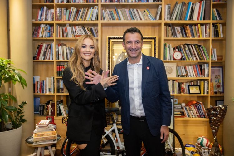 Rita Ora mbështet Erion Veliajn për Tiranën: Kemi nevojë për energjinë tënde