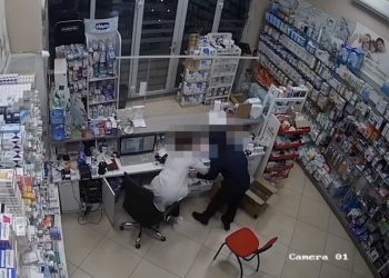 Video/Vodhi me dhunë paratë e farmacive, pamjet e përleshjes së 37-vjeçarit me punonjësen