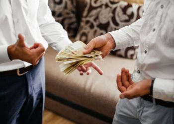 Nga i huazojnë paratë njerëzit, shqiptarët i besojnë më shumë miqve