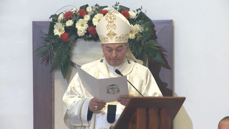 Besimtarët katolikë festojnë Pashkën
