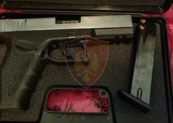 Kontroll për vjedhjen e parave të shoqes, por i gjejnë pistoletë. Arrestohet 31-vjeçarja