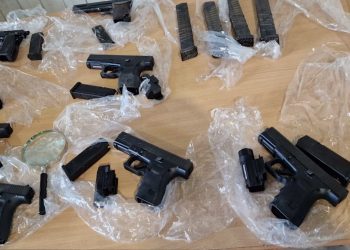 Durrës/Ishin të fshehura brenda një tavoline,dalin pamjet e sekuestrimit të 8 pistoletave