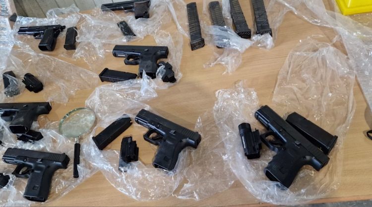 Durrës/Ishin të fshehura brenda një tavoline,dalin pamjet e sekuestrimit të 8 pistoletave