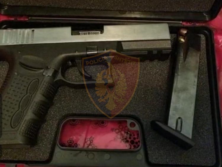 Kontroll për vjedhjen e parave të shoqes, por i gjejnë pistoletë. Arrestohet 31-vjeçarja