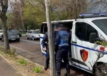 Mbanin armë pa leje, arrestohet 34-vjeçari në Pogradec. Në kërkim nipi i tij