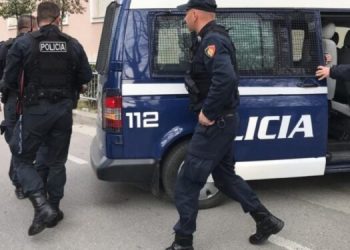 Elbasan/ 35-vjeçari dhunon bashkëshorten, gruaja hidhet nga dritarja e banesës