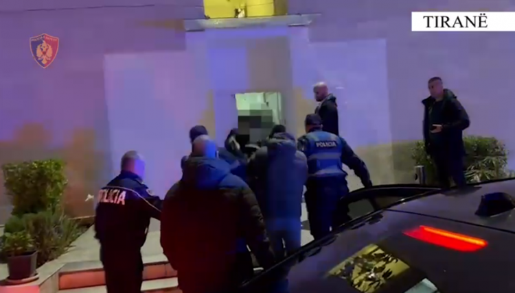 U kap në flagrancë me armë dhe municion luftarak, arrestohet i riu në Tiranë