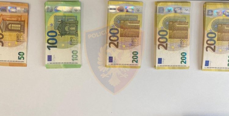 Sekuestrohen 17 550 Euro në Rinas, ku i kishte fshehur 31-vjeçari